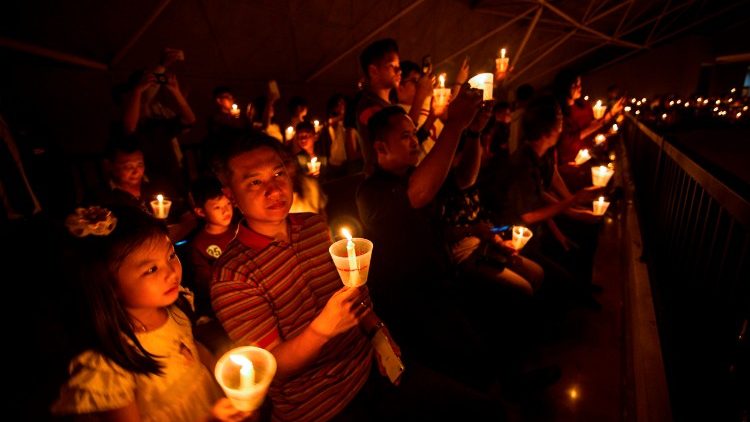 Indonesische Christen bei einer Weihnachtsmesse