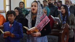 विश्वासी पवित्र मिस्सा में भाग लेते हुए