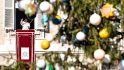 TOPSHOT-VATICAN-POPE-MASS-ANGELUS