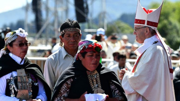 Papst Franziskus bei einem Treffen mit den Mapuche in Temuco im Jahr 2018