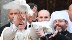 Archivbild: Papst Franziskus und Großerzbischof Schewtschuk beim Besuch bei Santa Sofia in Rom am 28. Januar 2018.