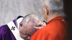Cardeal Jozef Tomko impõe as cinzas com o sinal da cruz na testa do Papa Francisco. (Photo AFP/Filippo Monteforte)