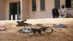  In einem Hinterhof des Mitarbeiterwohnheims des Government Girls Science and Technical College in Dapchi, Nigeria, liegen Sandalen verstreut.