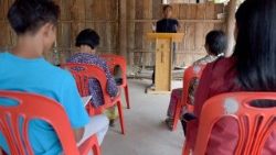 Im Chaem (2.v.l.), früheres Mitglied der Roten Khmer und inzwischen Christin, liest 2018 in einer kambodschanischen Kirche in der Bibel
