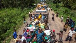 மோதலால் இடம்பெயர்ந்து செல்லும் மக்கள் 