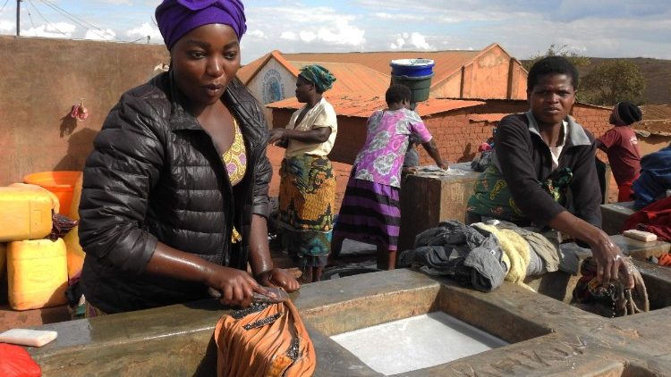 Maisha magumu ya wanawake nchini Msumbiji,yamepelekea kukataa zawadi ya mke wa Rais.