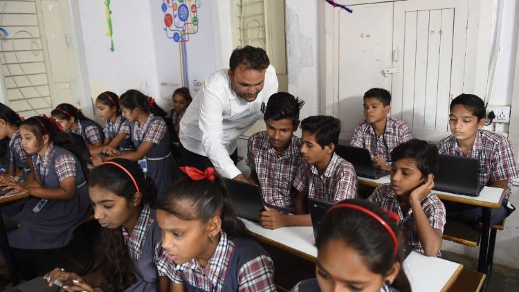 கல்வி பயிலும் மாணவர்கள்