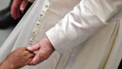 പൊതുകൂടിക്കാഴ്ചാവേളയിൽ പാപ്പാ രോഗികളെ ആശ്വസിപ്പിക്കുന്നു 