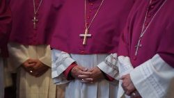 Austrália, bispo Saunders acusado de abusos é preso e liberado sob fiança.