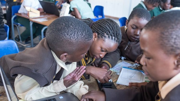 Des élèves dans un travail en groupe