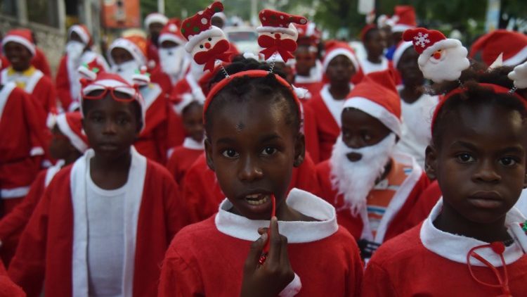 ஹெய்டி சிறார் கிரிஸ்துமஸ் தாத்தா உடையில்