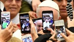 O Papa Francisco circundado de celulares