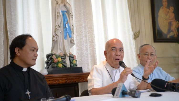 Bischof Pablo Virgilio David (links im Bild) bei einer Pressekonferenz