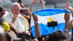 Papst Franziskus bei einer Generalaudienz, in der Menge ist auch eine Flagge seines Heimatlands Argentinien zu sehen 