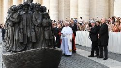 2017: Papst Franziskus segnet auf dem Petersplatz die Statue "Migranten auf dem Floß", mit der Timothy Schmalz das Schicksal von Flüchtlingen aus verschiedenen Epochen dargestellt hat 