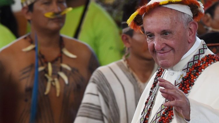 Papst Franziskus 2018 mit Eingeborenen in Puerto Maldonado (Peru)