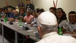 Dieses Foto, das von den vatikanischen Medien am 17. Oktober 2019 veröffentlicht wurde, zeigt Papst Franziskus (vorne) bei einem Treffen mit Vertretern einiger ethnischer Gruppen des Amazonas-Regenwaldes am 17. Oktober 2019 im Rahmen der Sonderversammlung der Bischofssynode für die Pan-Amazonas-Region im Vatikan.