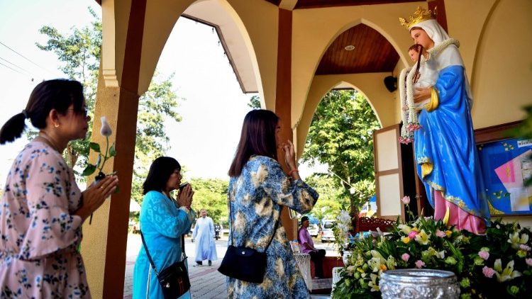 தாய்லாந்திலுள்ள அன்னையின் திருத்தலம் ஒன்றில் வழிபாடும் கிறிஸ்தவர்கள் 