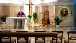 Францішак падчас св. Імшы ў капліцы Дома св. Марты