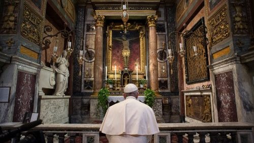 教皇フランシスコ、ローマの聖マルチェロ教会の磔刑像の前で祈る　2020年3月15日