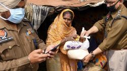 Coronavirus- le forze di polizia distribuiscono cibo 