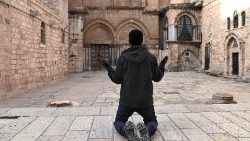 A Christian prays for peace at the Church of the Holy Sepulchre in Jerusalem (archive photo)