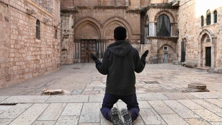 예루살렘 예수님 무덤 성당에서 기도하는 신자