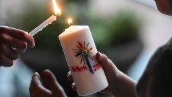 A luz que não se apaga: no Tempo Pascal, somos chamados a ser esse eco da Ressurreição, uma chama que se propaga, vencendo a escuridão e a cultura da morte.