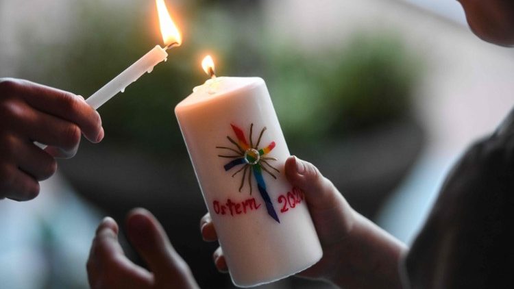 A luz que não se apaga: no Tempo Pascal, somos chamados a ser esse eco da Ressurreição, uma chama que se propaga, vencendo a escuridão e a cultura da morte.