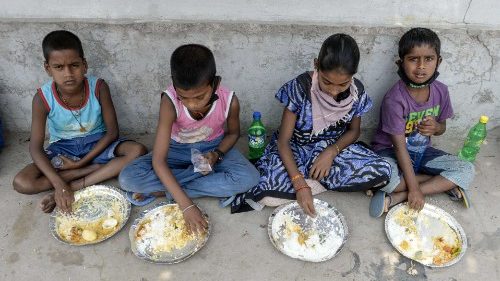 बोलोसंकर युवा संगठन द्वारा तैयार भोजन बच्चों के लिए