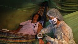 Brasile, assistenza sanitaria a una donna indigena