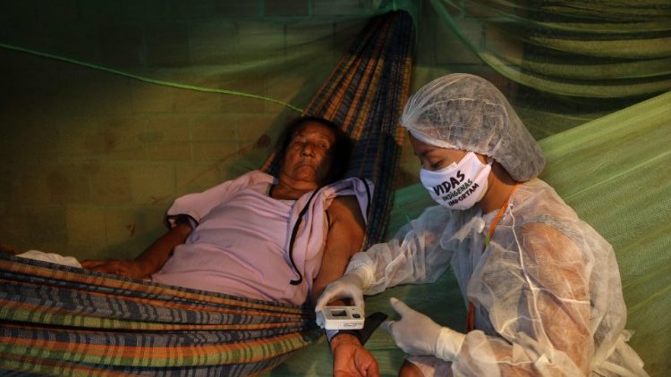 Brasile, assistenza sanitaria a una donna indigena