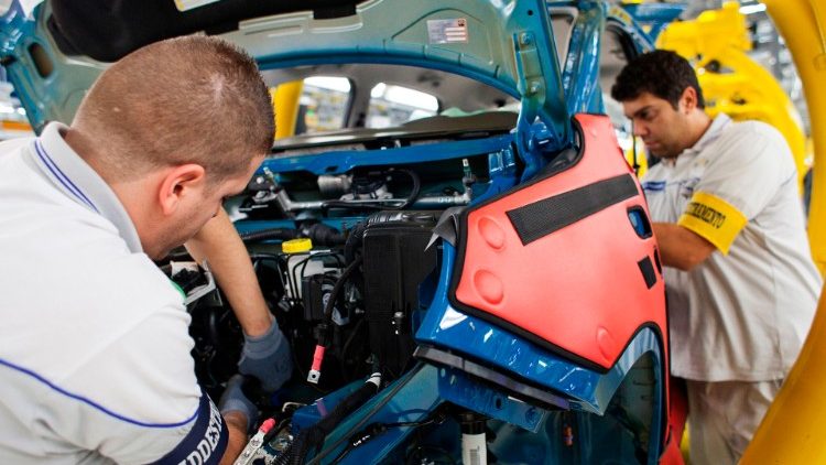 Operai in una catena di montaggio