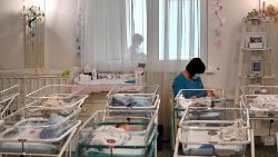 Новородени в клиника за сурогатно майчиство в Киев