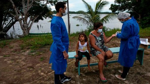 ब्राजील में कोविड-19 की जाँच करते स्वास्थ्यकर्मी