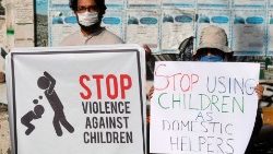 குழந்தைகளுக்கு எதிரான வன்முறையை நிறுத்த வலியுறுத்தும் மக்கள்