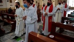 കൊളംബിയയിൽ വൈദികർ സമൂഹബലിക്കായി പ്രദക്ഷിണമായി ബലിപീഠത്തിലേക്ക് 