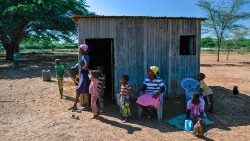 Eine Familie im Dorf Salabani im Rift Valley