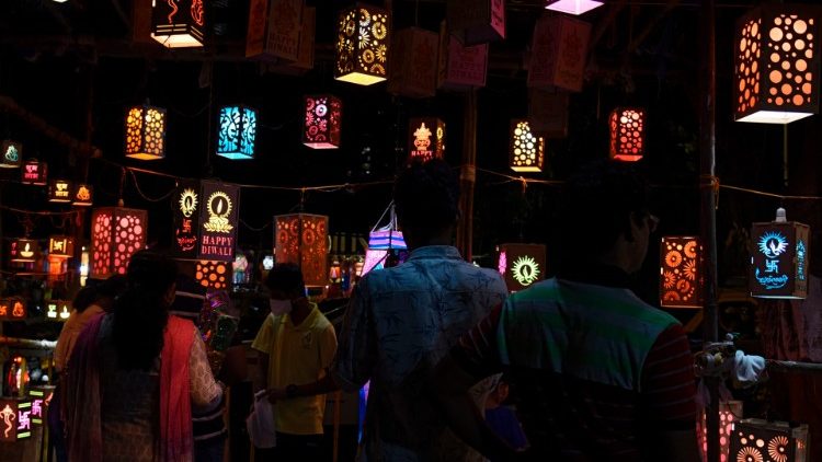 Індыйскія вернікі-індуісты падчас аднаго з найважнейшых рэлігійных фестываляў краіны Дзіпавалі