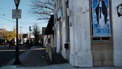 Kirche und menschenleere Straße in New York City, in einem Viertel mit besonders hoher Infektionsrate