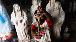 A Província de Nusa Tenggara Oriental (que inclui Flores e outras ilhas do Leste do arquipélago) tem cerca de 3 milhões de católicos, de um total de 10,5 milhões na Indonésia.