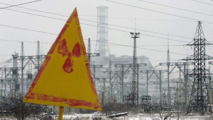 Vue g&eacute;n&eacute;rale du sarcophage couvrant le quatri&egrave;me r&eacute;acteur de Tchernobyl, en 2006.