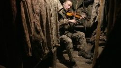 Soldado ucraniano toca violino em trincheira no front