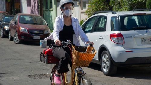 Мексиканська лікарка Карла Гітцурі Монтано їде на велосипеді відвідувати хворих на Covid-19