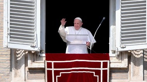 Papst Franziskus beim Mittagsgebet auf dem Petersplatz