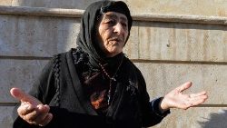 Szíriai keresztény asszony imádkozik