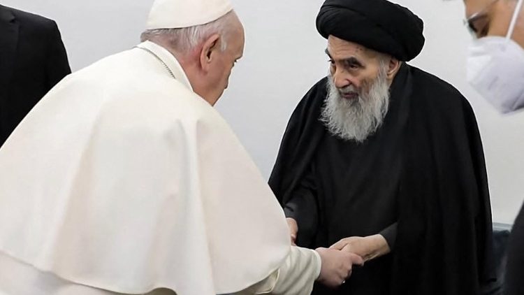 Papa Francisco com o Grão Ayatollah xiita Al-Sistani em Najaf, em 6 de março de 2021. (Copyright Ayatollah Sistani's Media Office/AFP)
