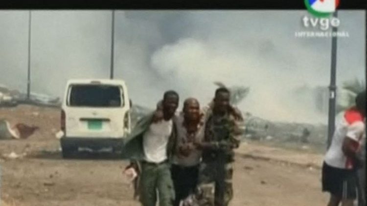 Dieser von AFPTV am 7. M&auml;rz 2021 von TVGE erhaltene Videomitschnitt zeigt einen verletzten Mann, nach den Explosionen des Milit&auml;rlagers in &Auml;quatorialguinea, dem Soldaten in Bata zu Hilfe kommen