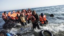 Syrische Flüchtlinge kommen an der Küste der griechischen Insel Lesbos an