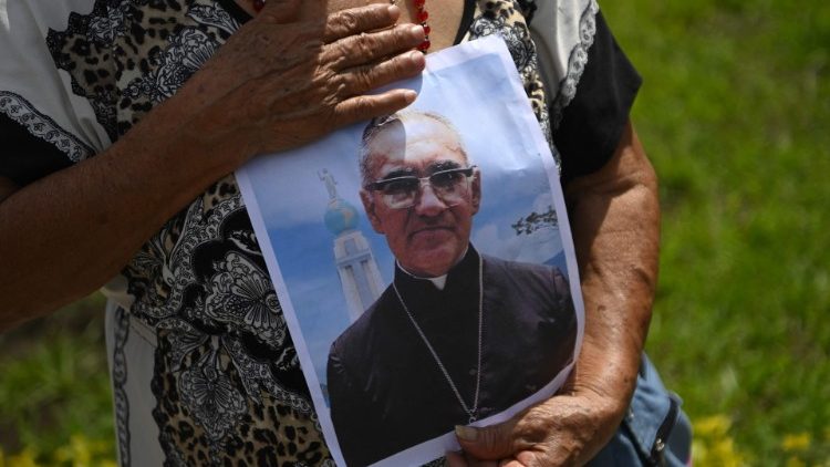 Casula de Monsenhor Óscar Romero morto em 1980 está em Memorial de Roma